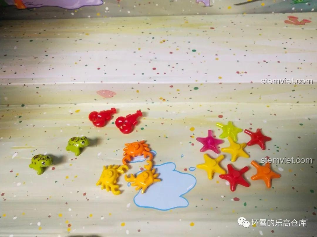 Chữ ký Stephen Hillenburg ở mặt sau bàn điều khiển của Plankton trong bộ lắp ráp Sembo 612211.