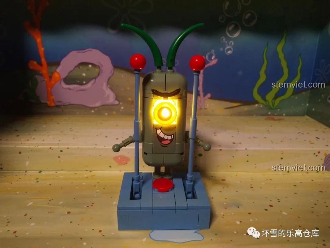 Chữ ký Stephen Hillenburg ở lưng Sandy Squirrel trong bộ lắp ráp Sembo 612211.