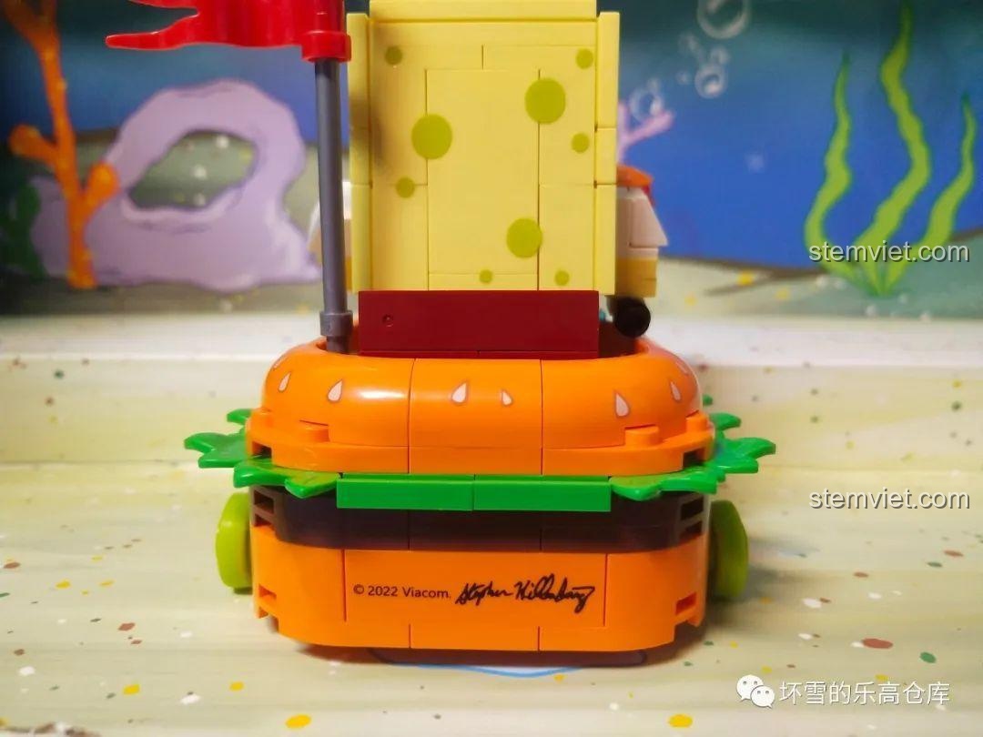 Chữ ký Stephen Hillenburg ở đuôi xe Krabby Patty trong bộ lắp ráp Sembo 612211.