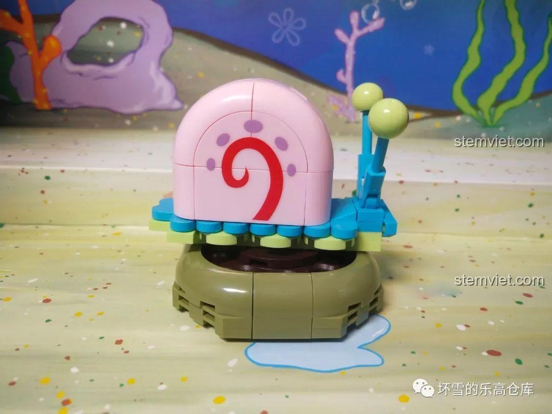 Mô hình Gary nằm trên bát ăn trong bộ lắp ráp Sembo 612211 Gia đình SpongeBob.