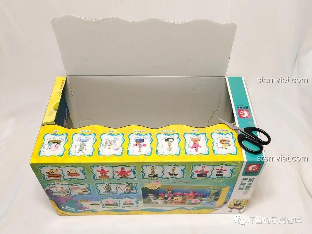 Cách mở hộp bộ lắp ráp Sembo 612211 Gia đình SpongeBob bằng kéo theo đường cắt đứt đoạn.