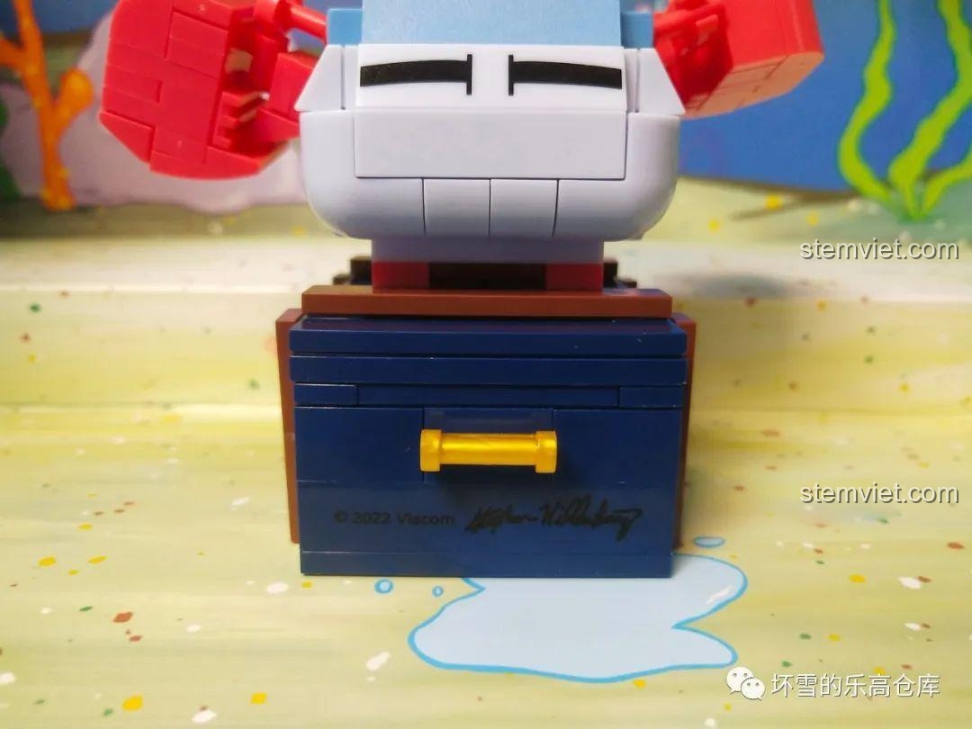 Két sắt của Mr. Krabs mở ra với tiền vàng và đô la Mỹ trong bộ lắp ráp Sembo 612211.