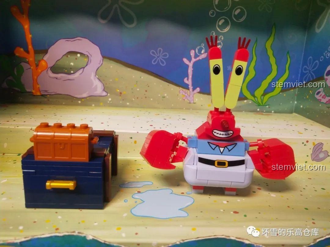 Mô hình Mr. Krabs đứng trên két sắt trong bộ lắp ráp Sembo 612211 Gia đình SpongeBob.
