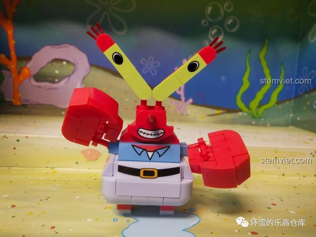 Mô hình Mr. Krabs được tháo rời khỏi két sắt trong bộ lắp ráp Sembo 612211.