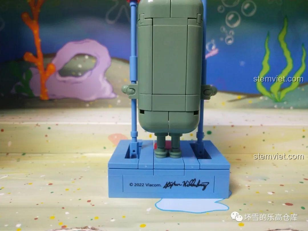 Mô hình Plankton đứng trên bàn điều khiển trong bộ lắp ráp Sembo 612211 Gia đình SpongeBob.
