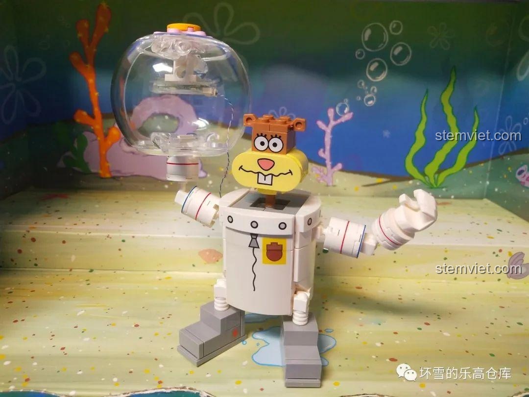 Mô hình Sandy Squirrel cầm mũ bảo hiểm trong bộ lắp ráp Sembo 612211.