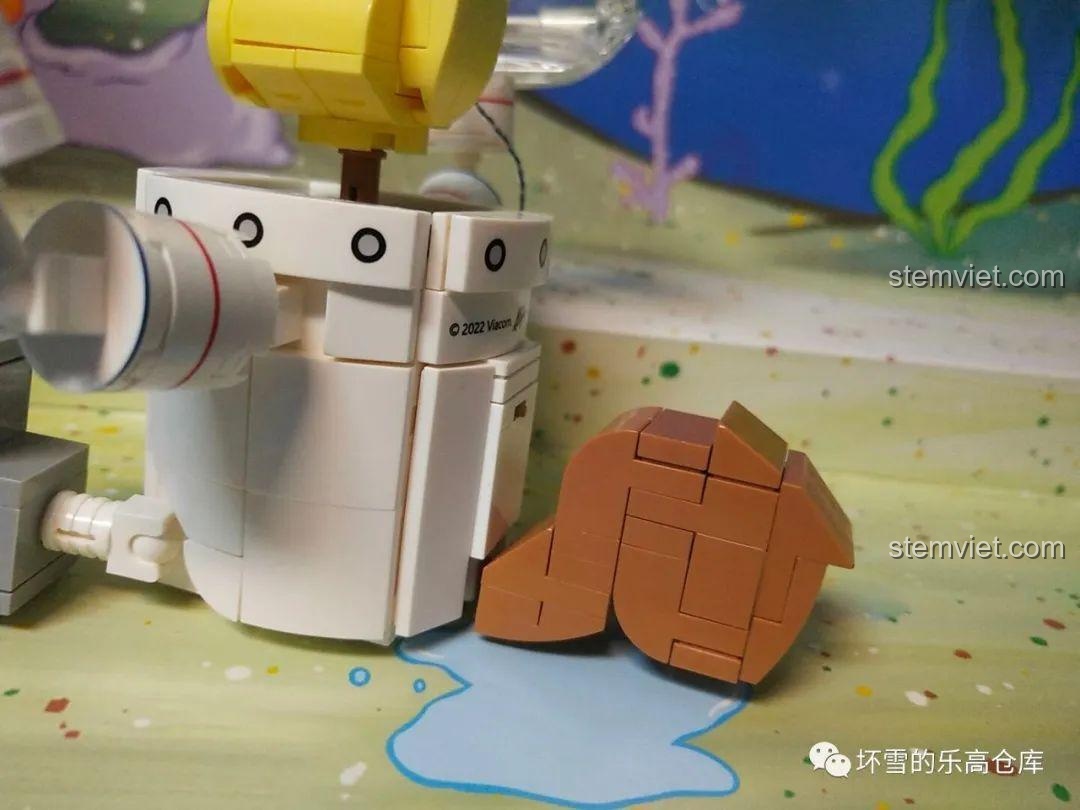 Mô hình Sandy Squirrel trong bộ đồ không gian của bộ lắp ráp Sembo 612211 Gia đình SpongeBob.