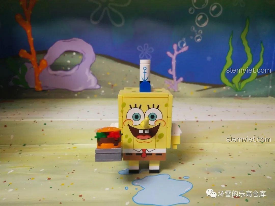 Mô hình SpongeBob đứng độc lập, cầm Krabby Patty trong bộ lắp ráp Sembo 612211.