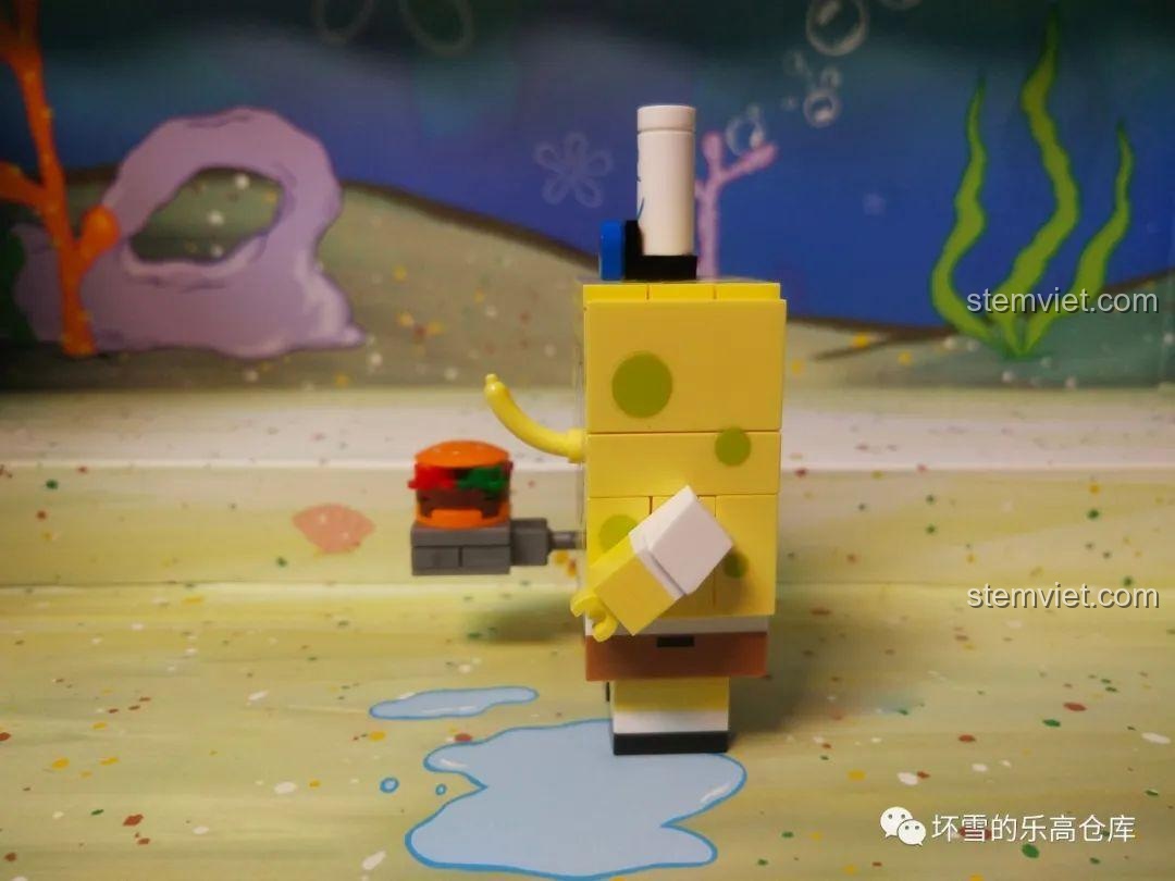 Mặt sau mô hình SpongeBob trong bộ lắp ráp Sembo 612211 Gia đình SpongeBob.