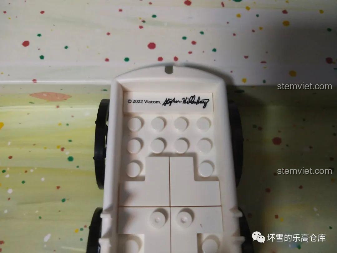 Mô hình Squidward với đầu và tay có thể xoay trong bộ lắp ráp Sembo 612211.