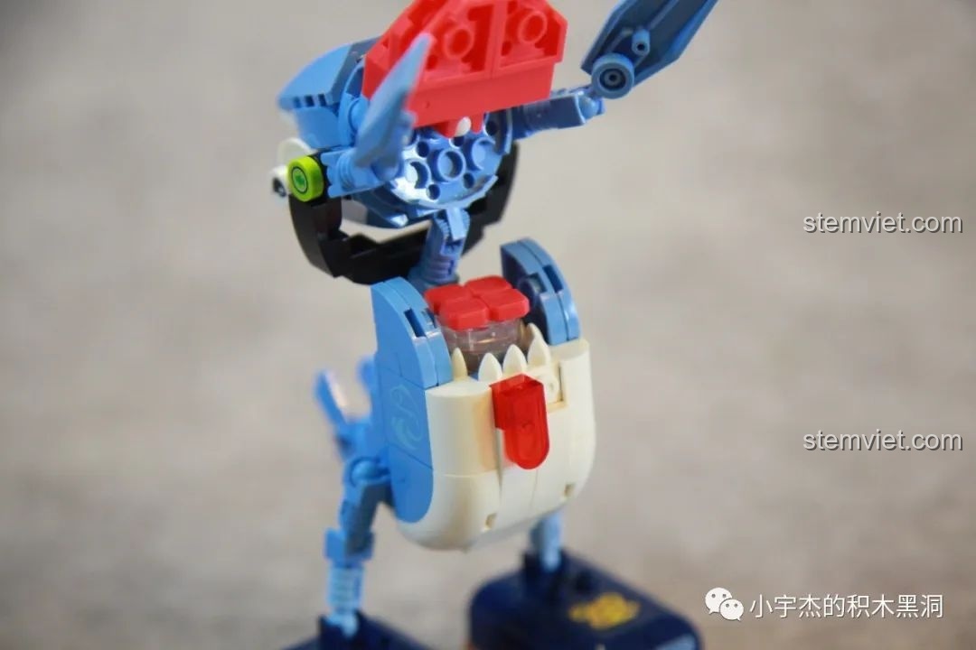 Cá Hồi Biết Đi trong tư thế nghiêng, đèn LED vẫn sáng rõ, tăng tính thẩm mỹ của đồ chơi lắp ráp SEMBO 613101.