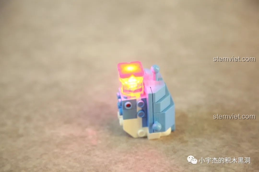 Đèn LED của đồ chơi lắp ráp SEMBO 613101 Cá Hồi Biết Đi phát sáng, tạo hiệu ứng ánh sáng.