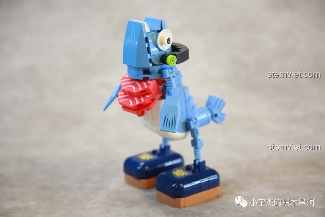 Mô hình đồ chơi lắp ráp SEMBO 613101 Cá Hồi Biết Đi đã hoàn thành, nhìn từ phía trước.