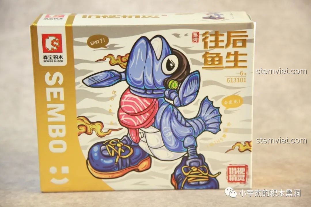 Mặt bên hộp đồ chơi lắp ráp SEMBO 613101 Cá Hồi Biết Đi, thể hiện phong cách thiết kế.