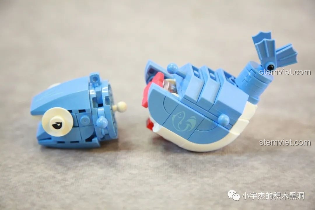 Đầu và thân của đồ chơi lắp ráp SEMBO 613101 Cá Hồi Biết Đi được nối bằng khớp cầu.