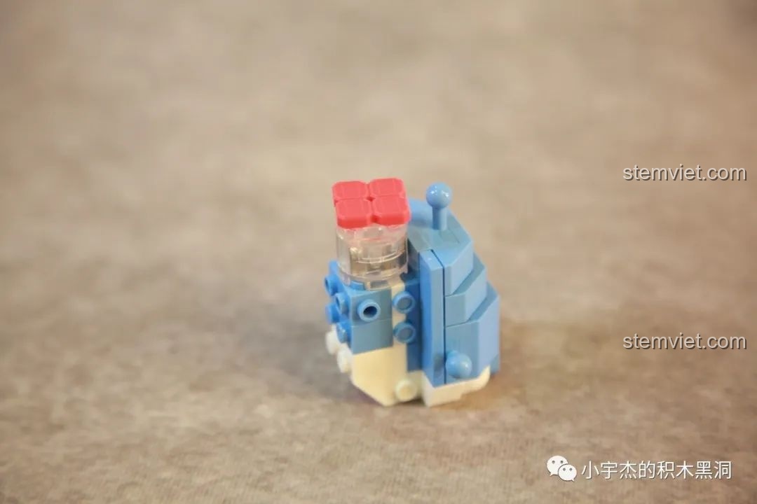 Mảnh ghép phát sáng được lắp vào thân đồ chơi lắp ráp SEMBO 613101 Cá Hồi Biết Đi.