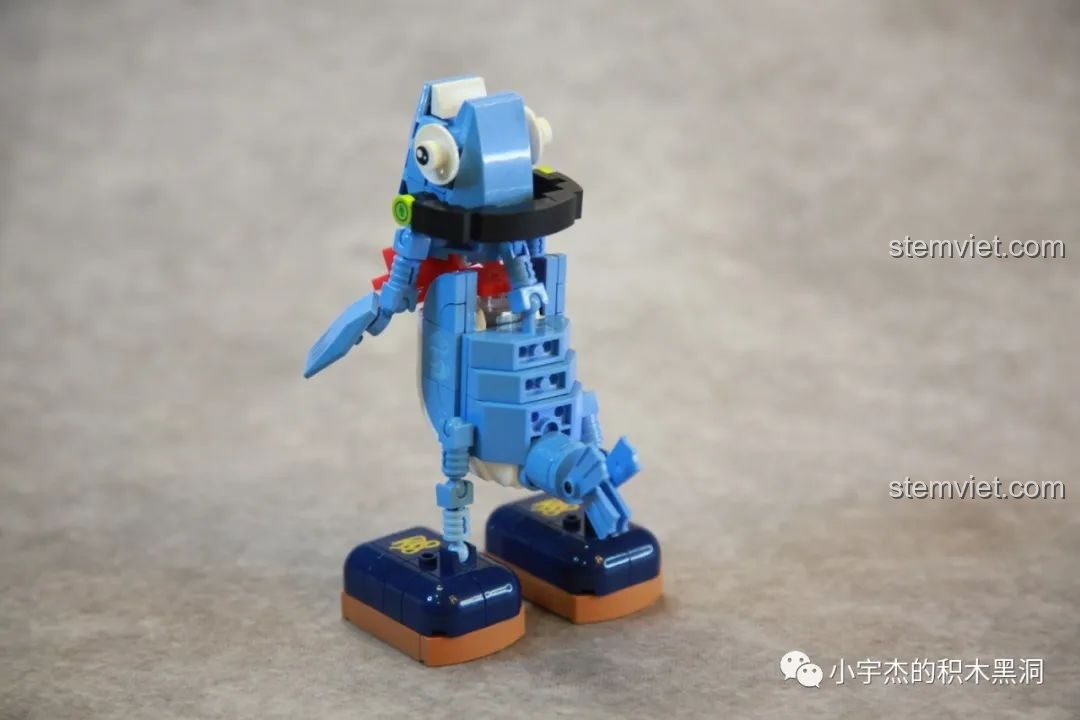 Mặt sau của mô hình đồ chơi lắp ráp SEMBO 613101 Cá Hồi Biết Đi, thể hiện cấu trúc.