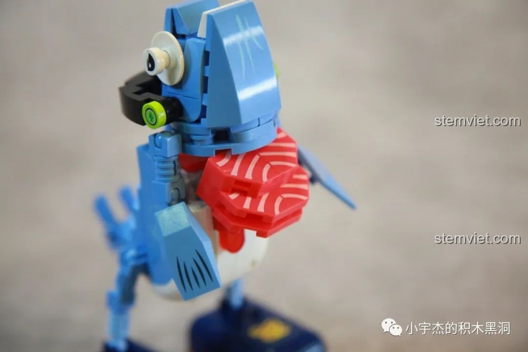 Ánh sáng đèn LED chiếu sáng phần thịt cá hồi của đồ chơi lắp ráp SEMBO 613101, tạo cảm giác tươi ngon.