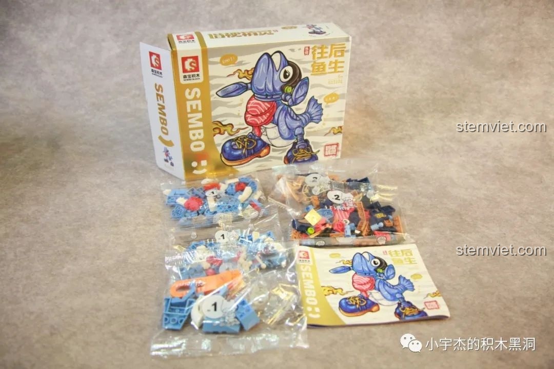Mở hộp đồ chơi lắp ráp SEMBO 613101 Cá Hồi Biết Đi, hiển thị các túi mảnh ghép và sách hướng dẫn.