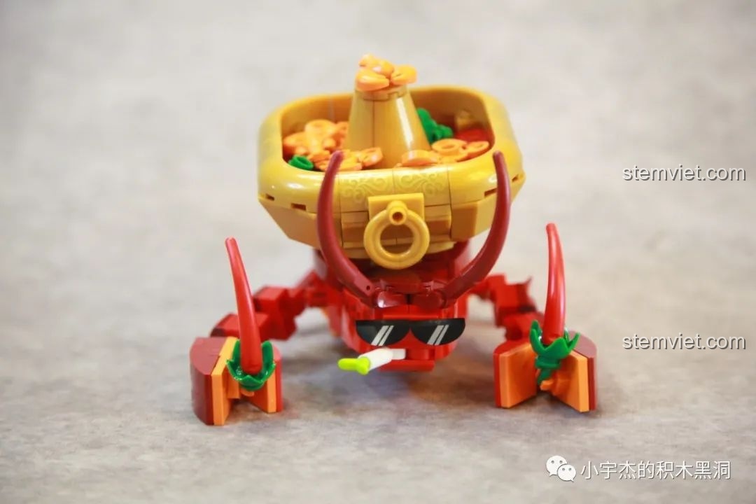 Tôm Hùm Đeo Kính với khả năng cử động linh hoạt của càng và đuôi nhờ khớp cầu của đồ chơi lắp ráp SEMBO 613102.