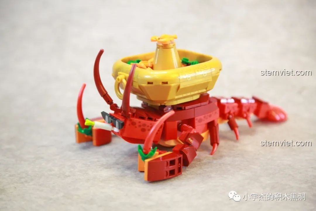 Tôm Hùm Đeo Kính trong tư thế động, sẵn sàng 'khuấy đảo' nồi lẩu của đồ chơi lắp ráp SEMBO 613102.