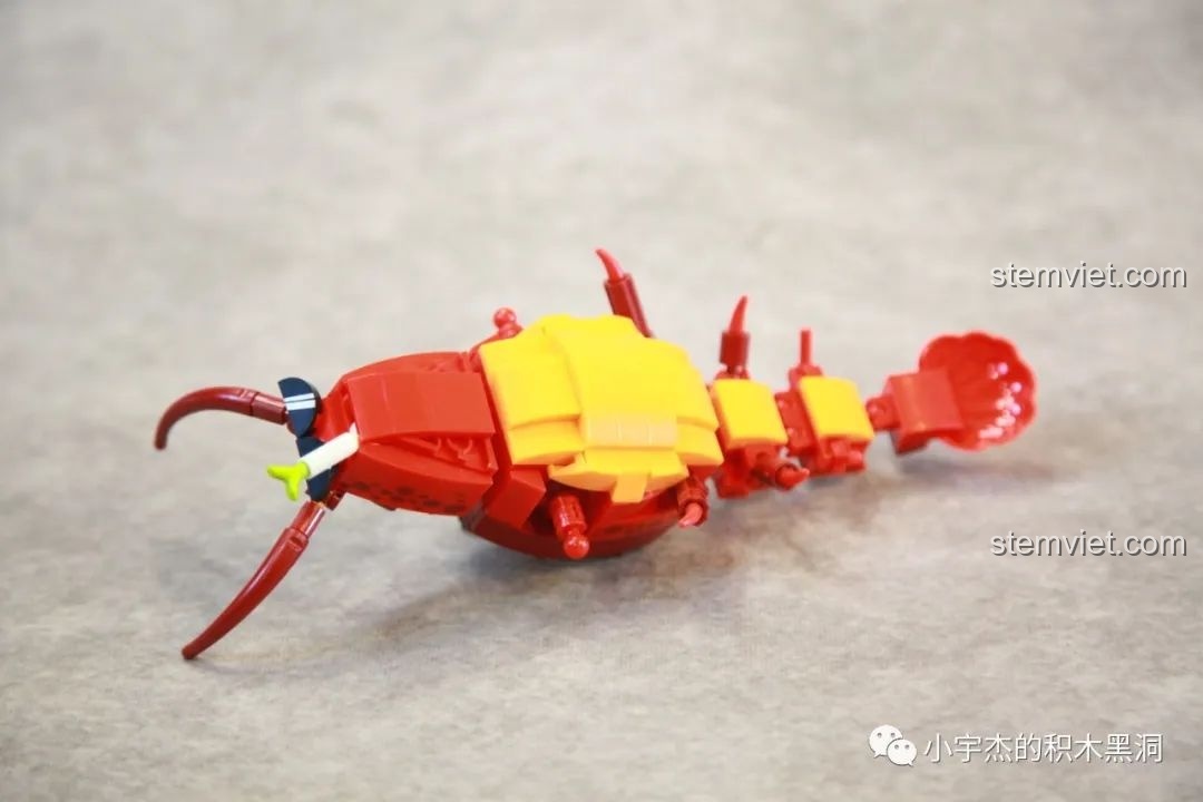 Mô hình đồ chơi lắp ráp SEMBO 613102 Tôm Hùm Đeo Kính đã hoàn thành, với nồi lẩu mini.