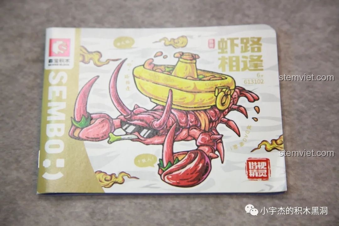 Tôm Hùm Đeo Kính với phần lưng được lắp các mảnh màu vàng, chuẩn bị cho nồi lẩu.