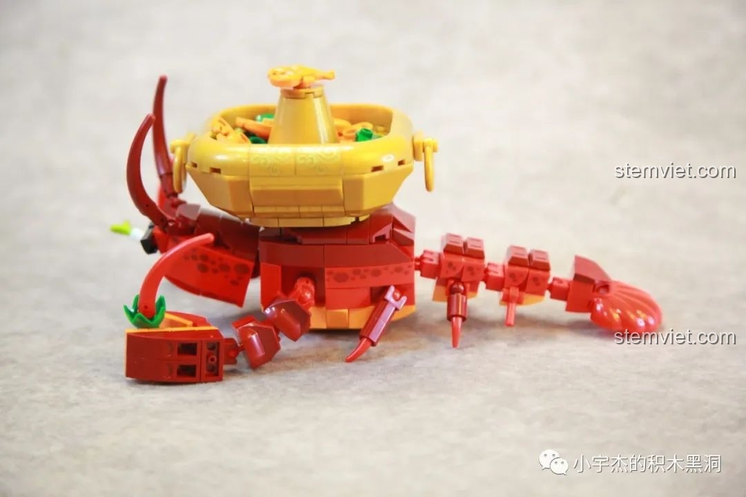 Cận cảnh khuôn mặt đồ chơi lắp ráp SEMBO 613102 Tôm Hùm Đeo Kính, thể hiện chi tiết in ấn.
