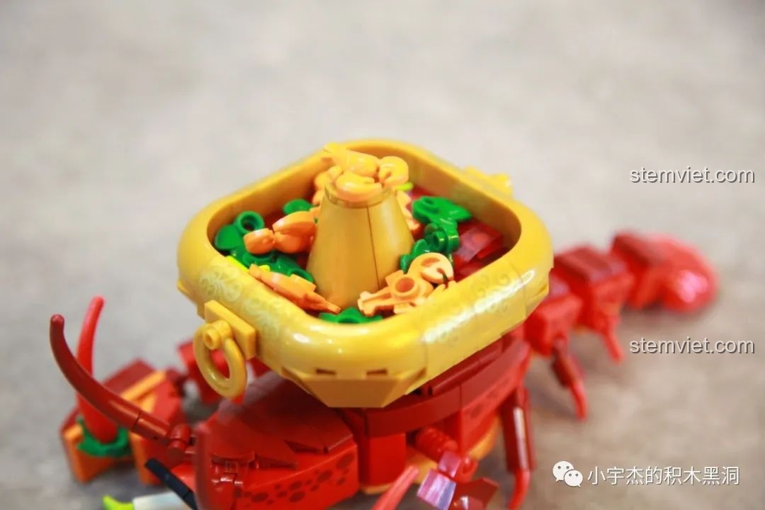 Góc nghiêng của đồ chơi lắp ráp SEMBO 613102 Tôm Hùm Đeo Kính, thể hiện sự cân đối.