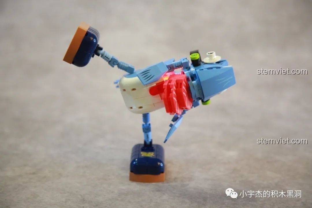 Mở hộp đồ chơi lắp ráp SEMBO 613102 Tôm Hùm Đeo Kính, hiển thị các túi mảnh ghép và sách hướng dẫn.