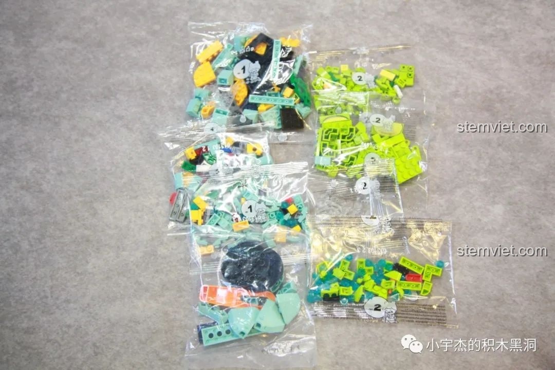 Chiếc bếp ga mini được lắp ráp, với núm xoay có thể điều khiển hiệu ứng của đồ chơi lắp ráp SEMBO 613103.