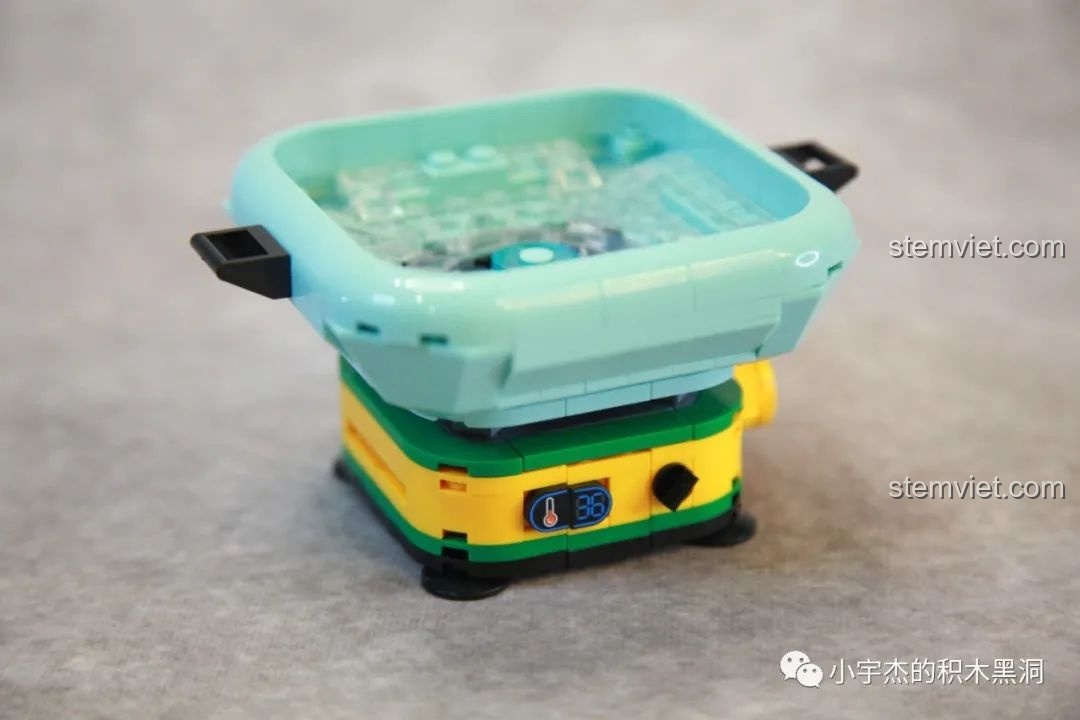 Mô hình đồ chơi lắp ráp SEMBO 613103 Ếch Ngâm Nước Ấm đã hoàn thành, với vẻ mặt thư giãn.