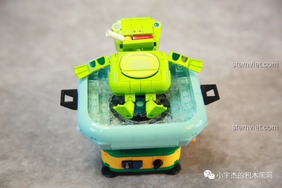 Biểu cảm mắt thứ hai của đồ chơi lắp ráp SEMBO 613103 Ếch Ngâm Nước Ấm, tăng tính biểu cảm.