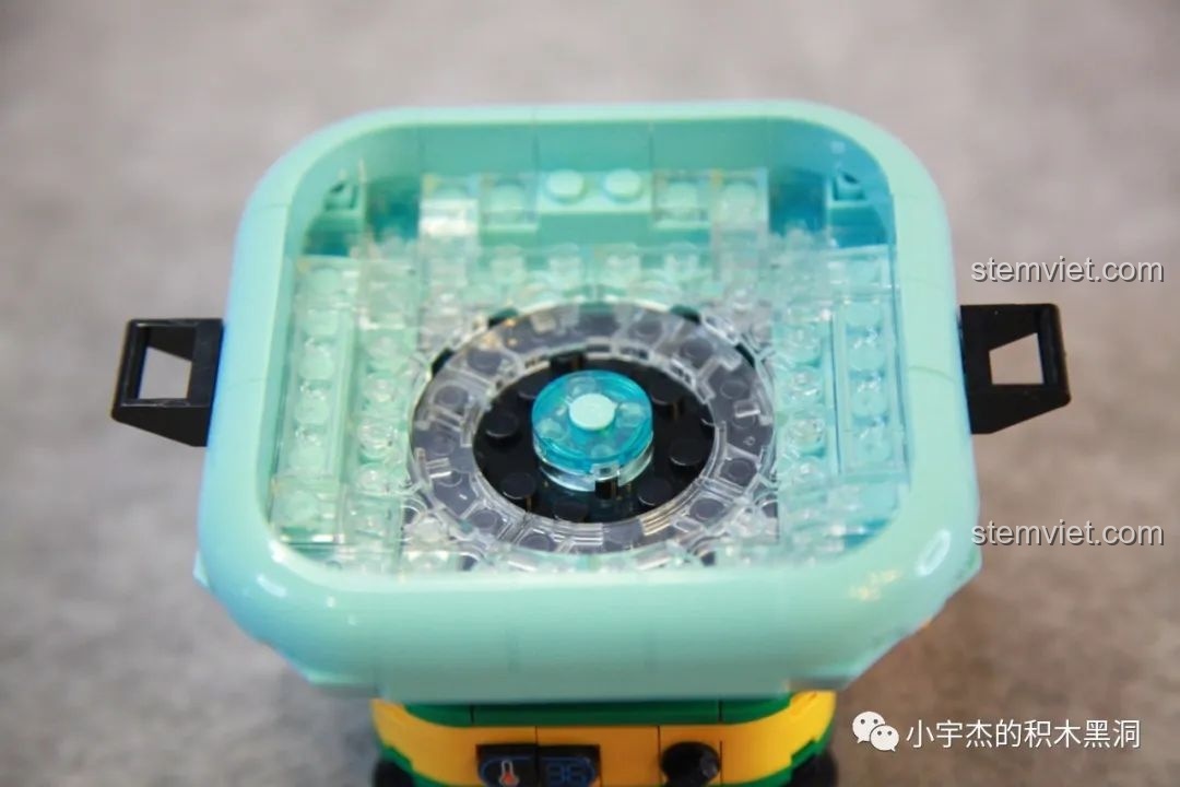 Chú Ếch Ngâm Nước Ấm ngồi gọn gàng trong nồi, sẵn sàng cho buổi 'spa' của đồ chơi lắp ráp SEMBO 613103.