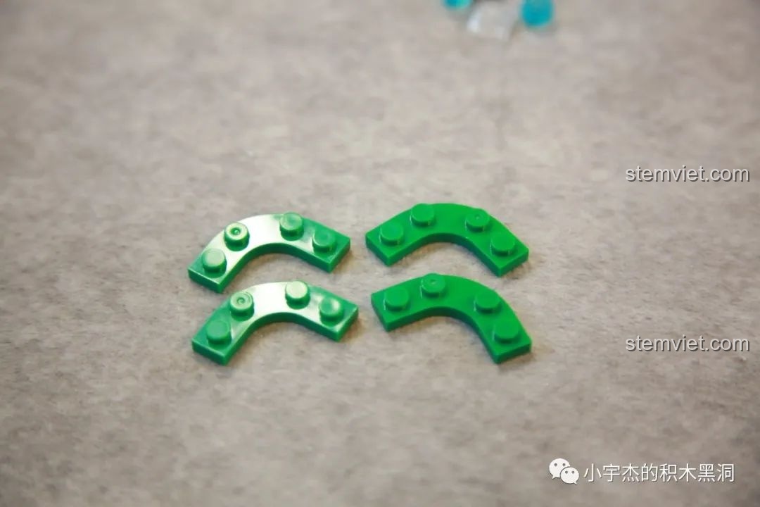 Nồi được đặt lên bếp ga mini, sẵn sàng cho chú ếch 'ngâm mình' của đồ chơi lắp ráp SEMBO 613103.