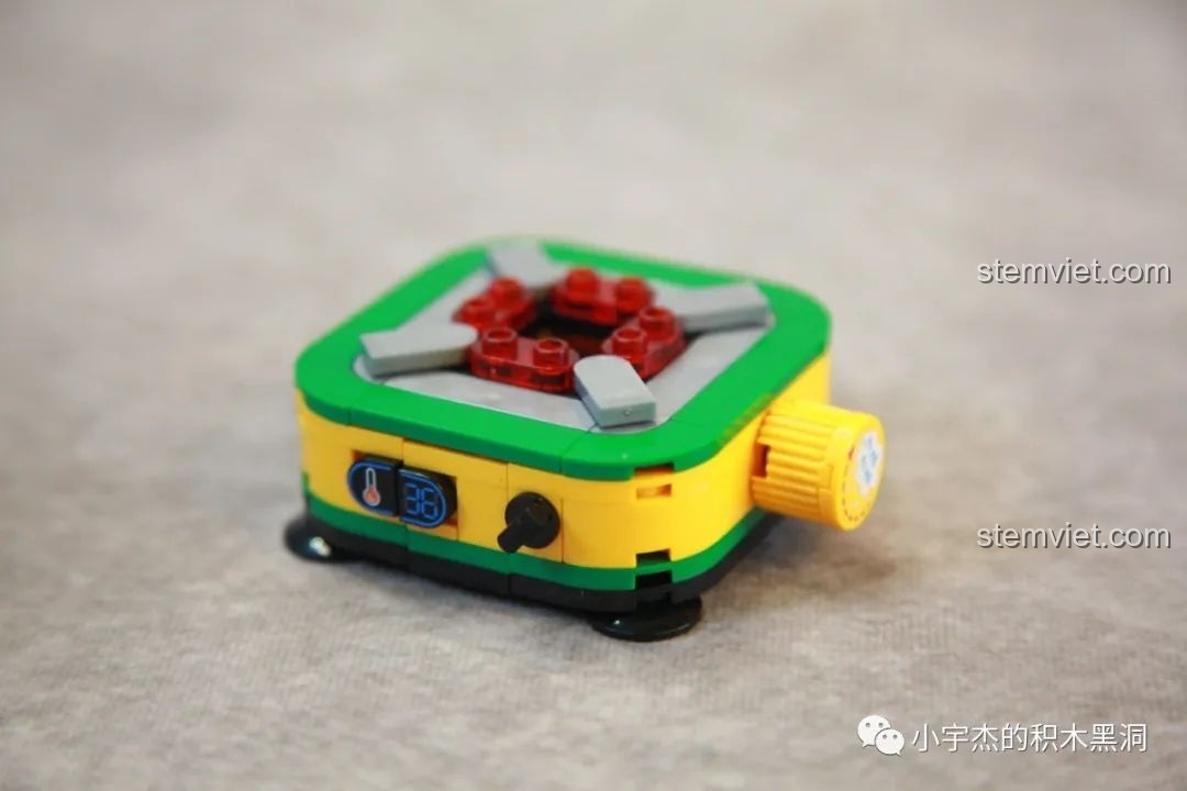 Cận cảnh bên trong nồi của đồ chơi lắp ráp SEMBO 613103 Ếch Ngâm Nước Ấm, với mảnh trong suốt.