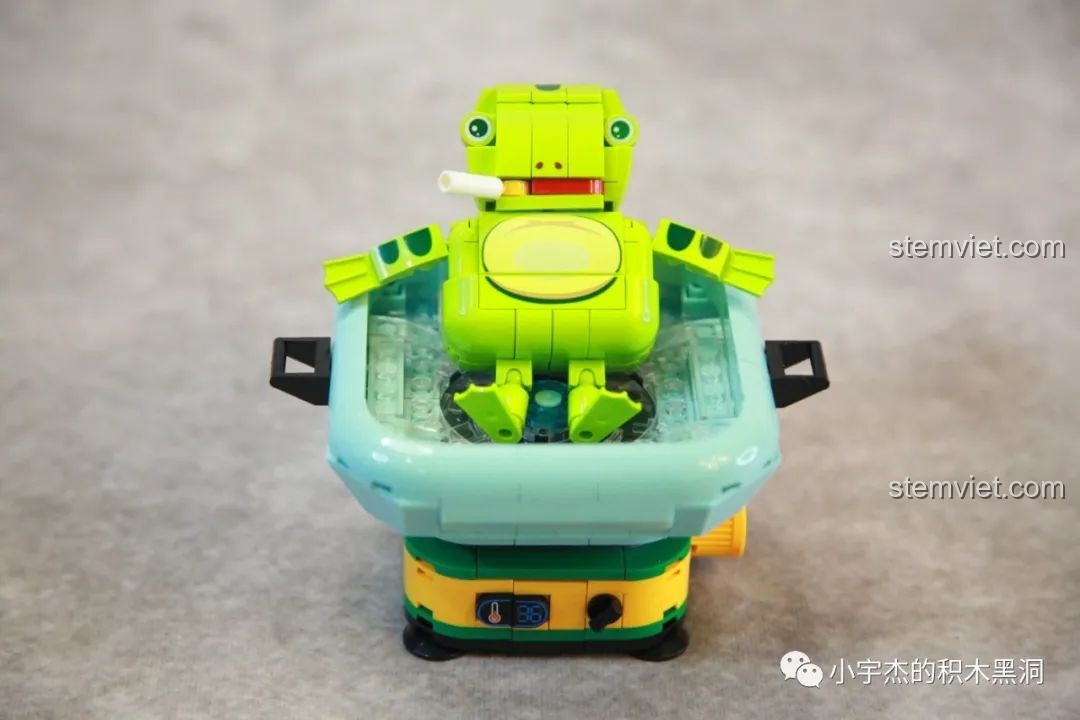 Chú Ếch Ngâm Nước Ấm trong tư thế thư giãn, thể hiện sự thoải mái của đồ chơi lắp ráp SEMBO 613103.