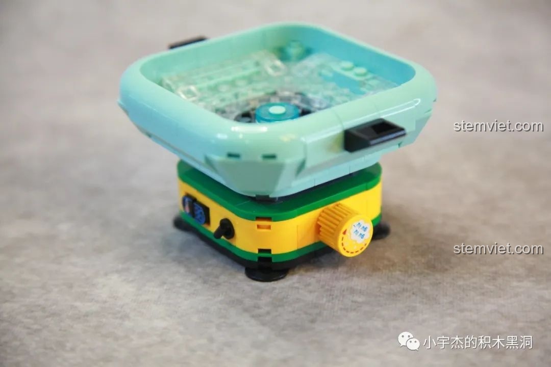 Góc nhìn trực diện đồ chơi lắp ráp SEMBO 613103 Ếch Ngâm Nước Ấm trong nồi, thể hiện sự hài hước.