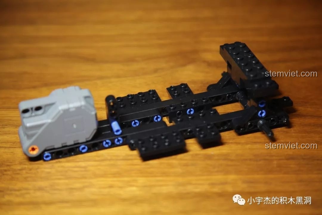 Khung gầm xe Mercedes-Benz 770K đang được lắp ráp, bộ đồ chơi Xe Mercedes-Benz 770K 650 giá hời.