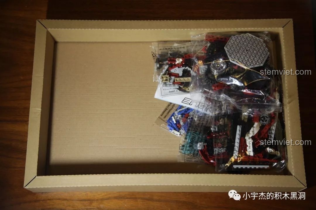 Bên trong hộp bộ lắp ráp Sembo 701650, đồ chơi mô hình xe cổ điển Mercedes-Benz 701650 hợp túi tiền.