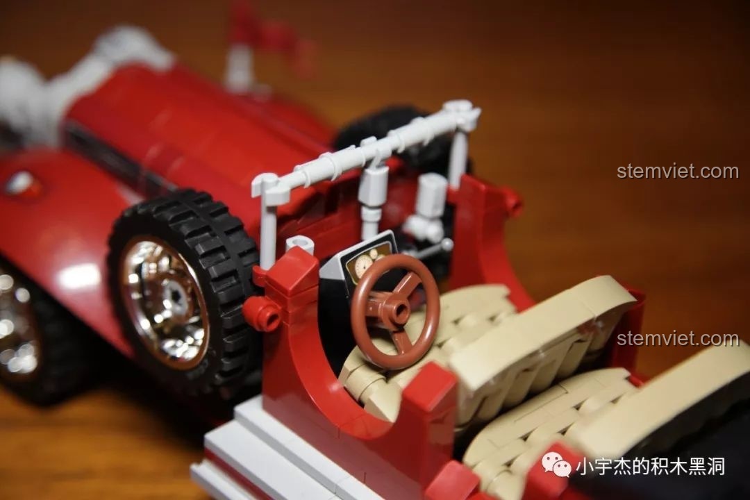 Góc nhìn khác của xe Mercedes-Benz 770K và đài phun nước, đồ chơi mô hình xe cổ điển Mercedes-Benz 701650 hợp túi tiền.