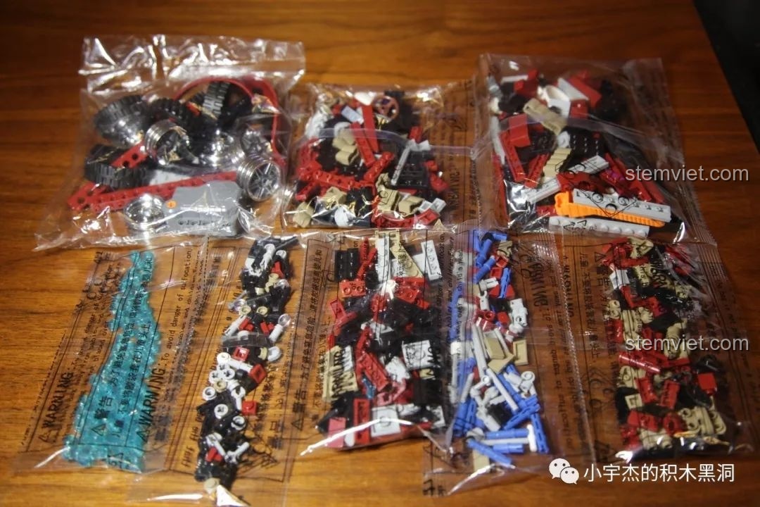 Các túi mảnh ghép của bộ lắp ráp Sembo 701650, đồ chơi lắp ghép Sembo 70165 0 siêu tiết kiệm.