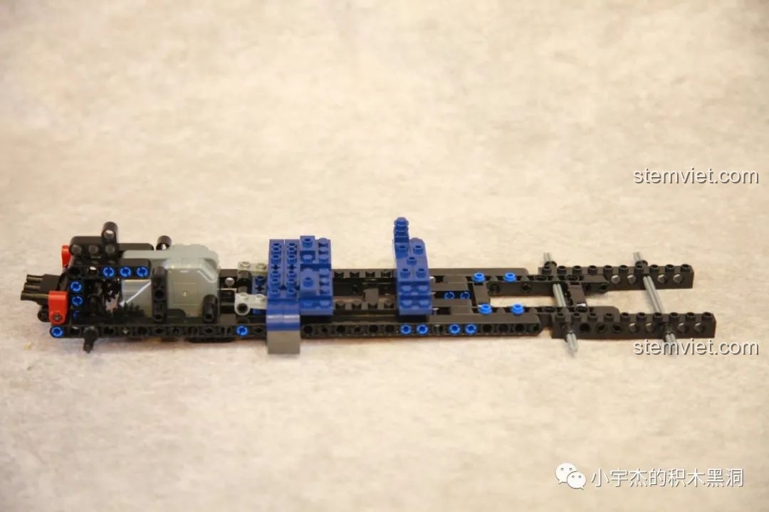 Khung gầm xe tải Peterbilt 389 đang được lắp ráp, là phần đầu tiên của bộ đồ chơi mô hình Xe Tải Peterbilt 389 701803.