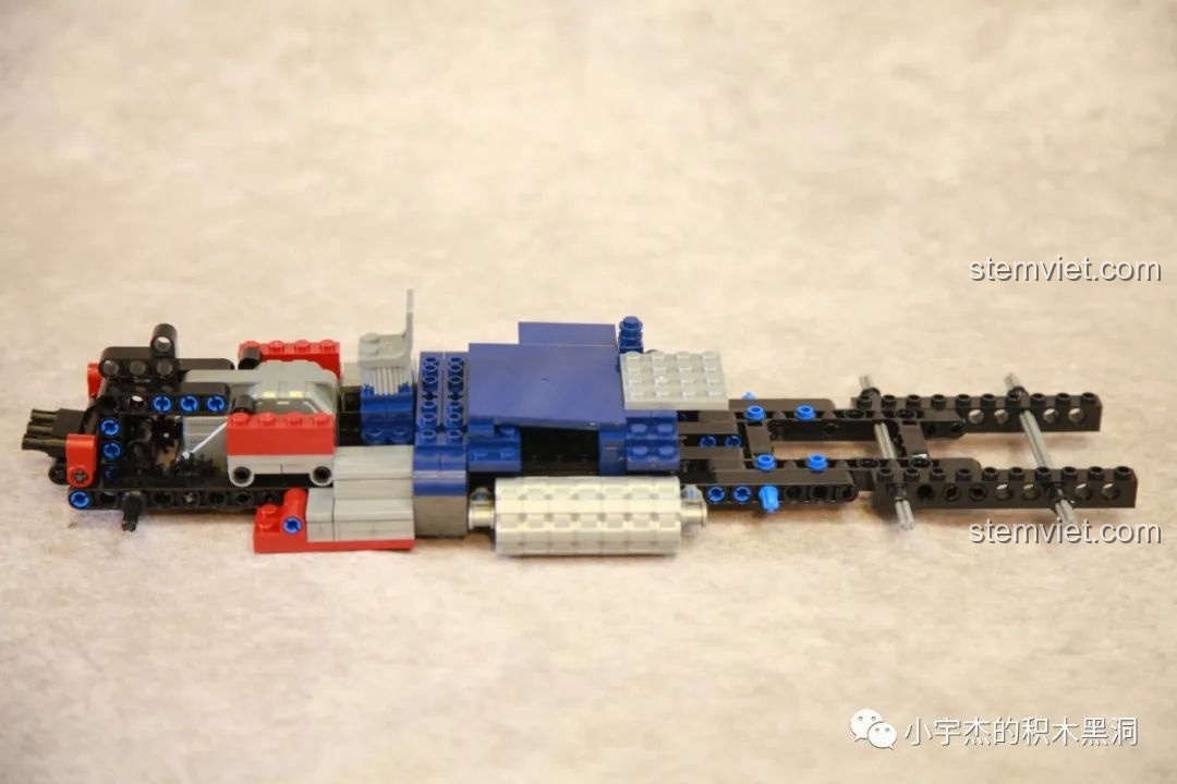 Khung gầm xe tải Peterbilt 389 đang dần hoàn thiện, thể hiện cấu trúc cơ bản của bộ lắp ráp Mô Hình Xe Tải Peterbilt 389 701803.