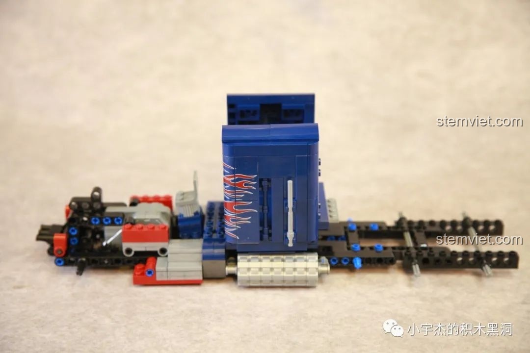 Khung gầm xe tải Peterbilt 389 đã có hình dáng rõ ràng, chuẩn bị cho các bước lắp ráp tiếp theo của bộ đồ chơi mô hình Xe Tải Peterbilt 389 701803.