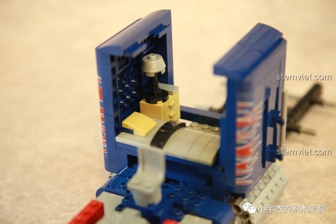 Chi tiết nội thất cabin của mô hình Xe Tải Peterbilt 389 Kéo Lùi Màu Optimus Prime SEMBO, với giường ngủ và tủ.