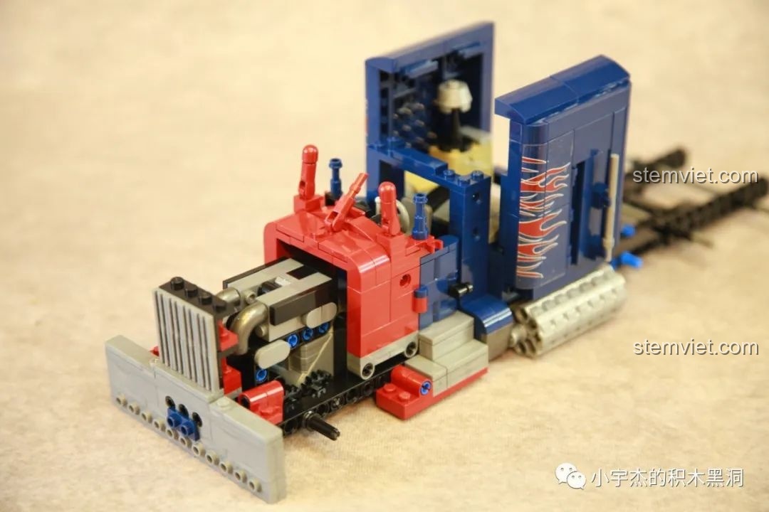 Phần đầu xe và động cơ của mô hình Xe Tải Peterbilt 389 Kéo Lùi Màu Optimus Prime SEMBO đang được lắp ráp.