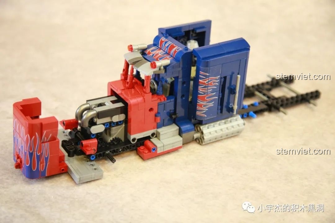 Nắp capo của mô hình Xe Tải Peterbilt 389 Kéo Lùi Màu Optimus Prime SEMBO có thể mở ra, để lộ động cơ bên trong.