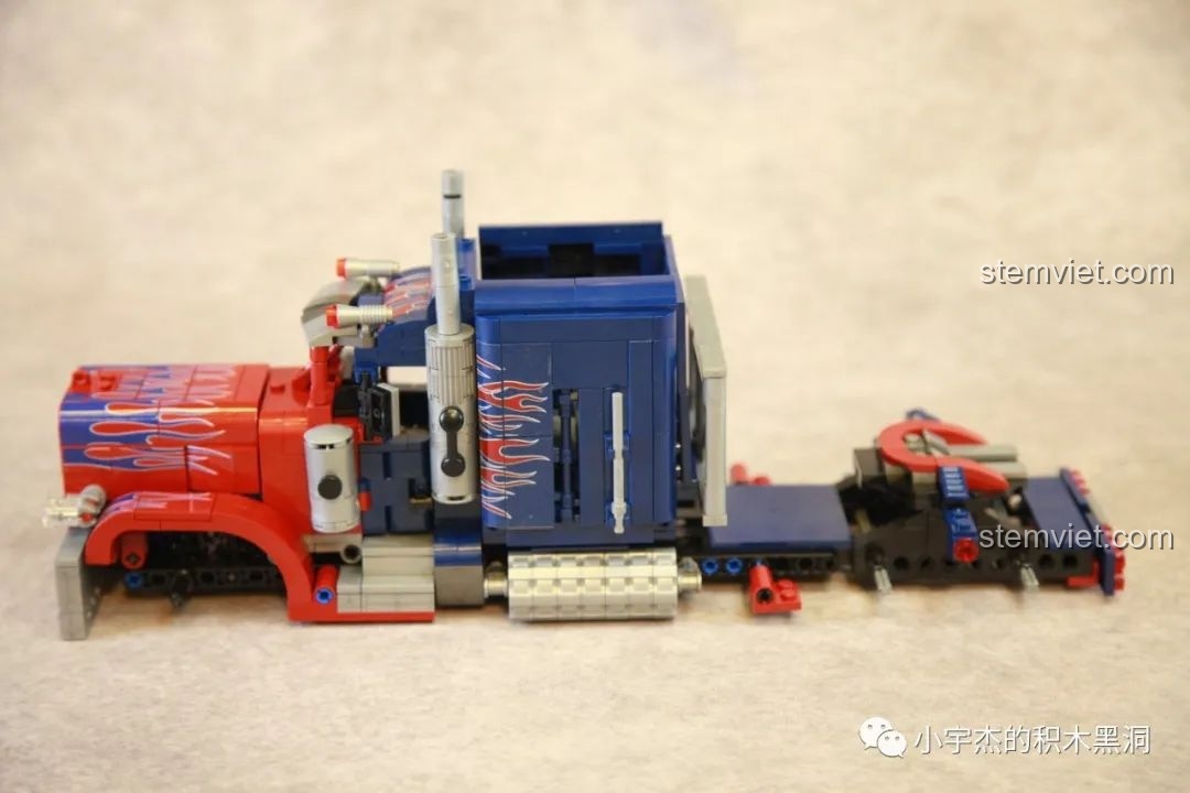 Thân xe dài của mô hình Xe Tải Peterbilt 389 Kéo Lùi Màu Optimus Prime SEMBO đang được lắp ráp, thể hiện chiều dài ấn tượng.