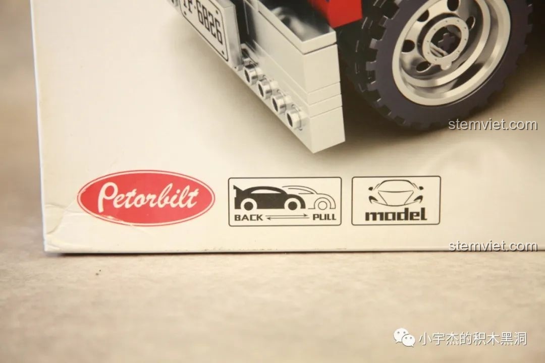 Chi tiết logo Peterbilt và biểu tượng kéo lùi trên hộp bộ lắp ráp SEMBO 701803 Xe Tải Peterbilt 389 Kéo Lùi Màu Optimus Prime.